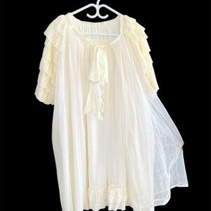 1960s IVORY COLOUR LACE PEIGNOIR NEGLIGEE SET, High Quality by Cahill Canada